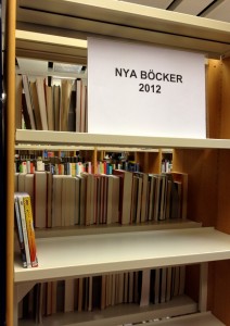 Hylla för nya böcker 2012 på Märsta bibliotek